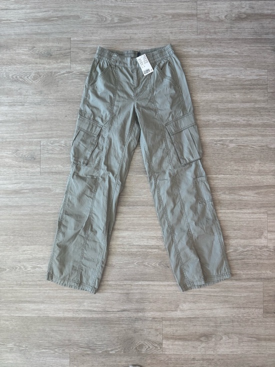 H&M Pants - NWT H&M Low-Rise Cargo Pants in Olive Green, Size 2
